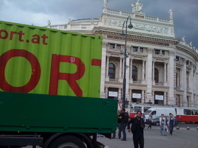 Container vor Burgtheater