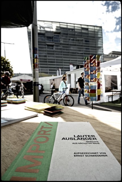 Lauter Ausländer vor dem Ars Electronica Center