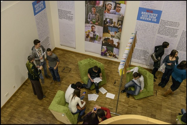 Lesende Gäste, zuhörende Gäste